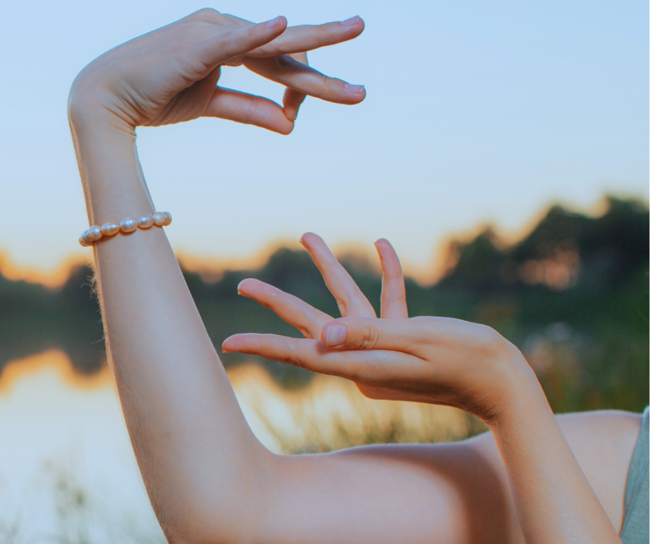 Technique avec les mains pour kundalini activation